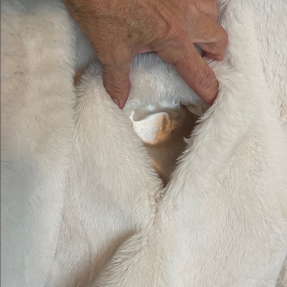 DKNY Plush Winter White Teddy Jacket Size XL PTP 26” EUC - Picture 9 of 13